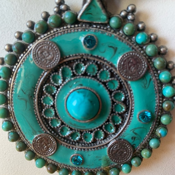 Faux Turquoise Stunning Necklace - Picture 3 of 8